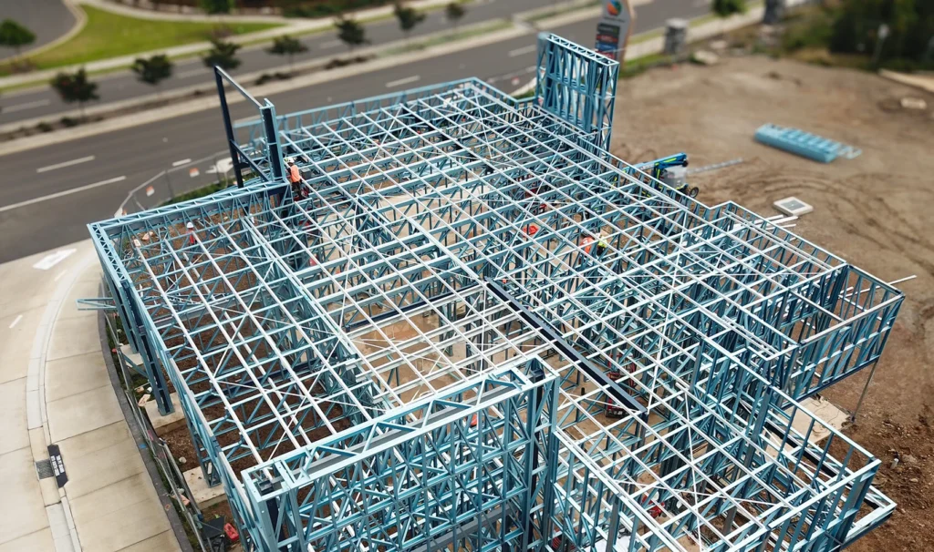 ¿Por qué Steel Framing? A la hora de elegir un material de construcción para su próximo proyecto, la estructura de acero se destaca como una opción superior. Conocida por su robustez y rapidez de montaje, la estructura de acero ofrece una serie de ventajas en comparación con los materiales tradicionales. Con componentes prefabricados, la estructura de acero garantiza una construcción rápida y eficiente en el lugar de trabajo, manteniendo al mismo tiempo altos estándares de resistencia y durabilidad.